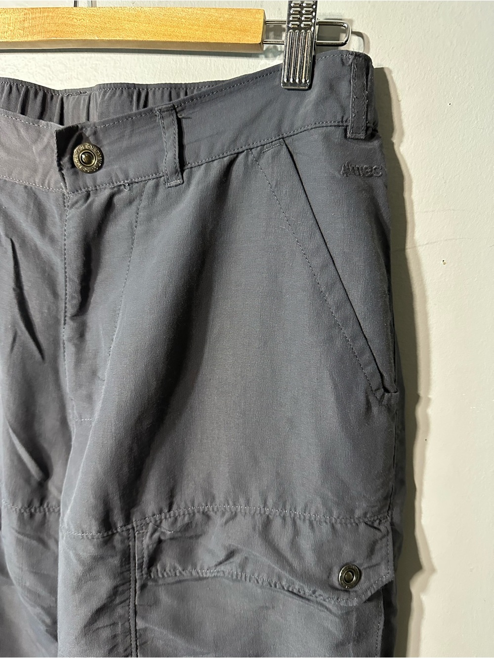 🍁 MEC Gray Zip-off Convertible Cargo Pants, UPF 50+ and Waterproof - Picture 3 of 8